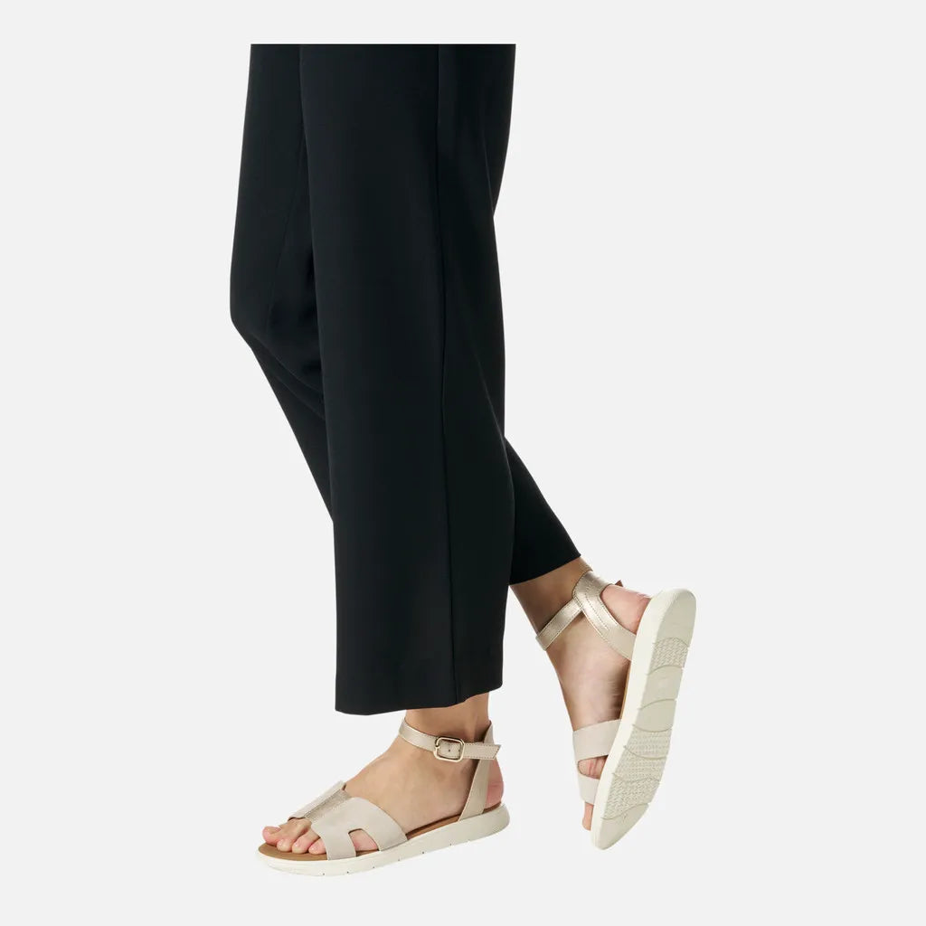 Light gold/Light taupe